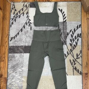 Set Active Olive Green High-Waisted Leggings and Crop Top Set
